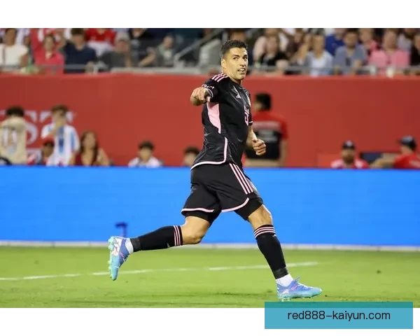 苏亚雷斯射门方式展现技能精湛，状态逐渐回暖引人关注