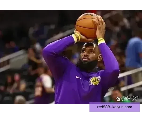 詹姆斯防守能力持续提升，成为球队不可或缺的防线核心